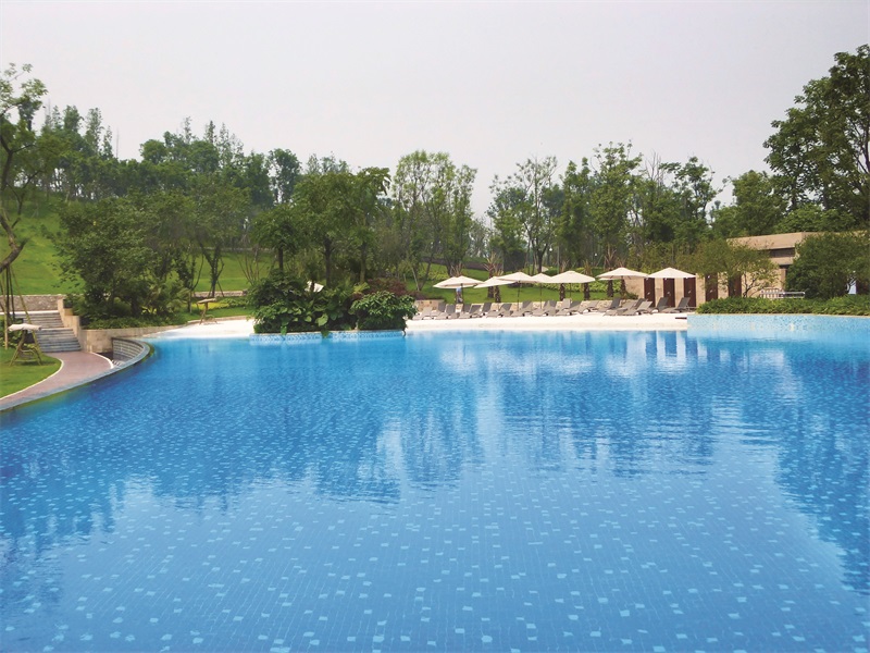 投資者須知，室內(nèi)游泳池對(duì)比室外游泳池，哪個(gè)更受消費(fèi)者青睞？